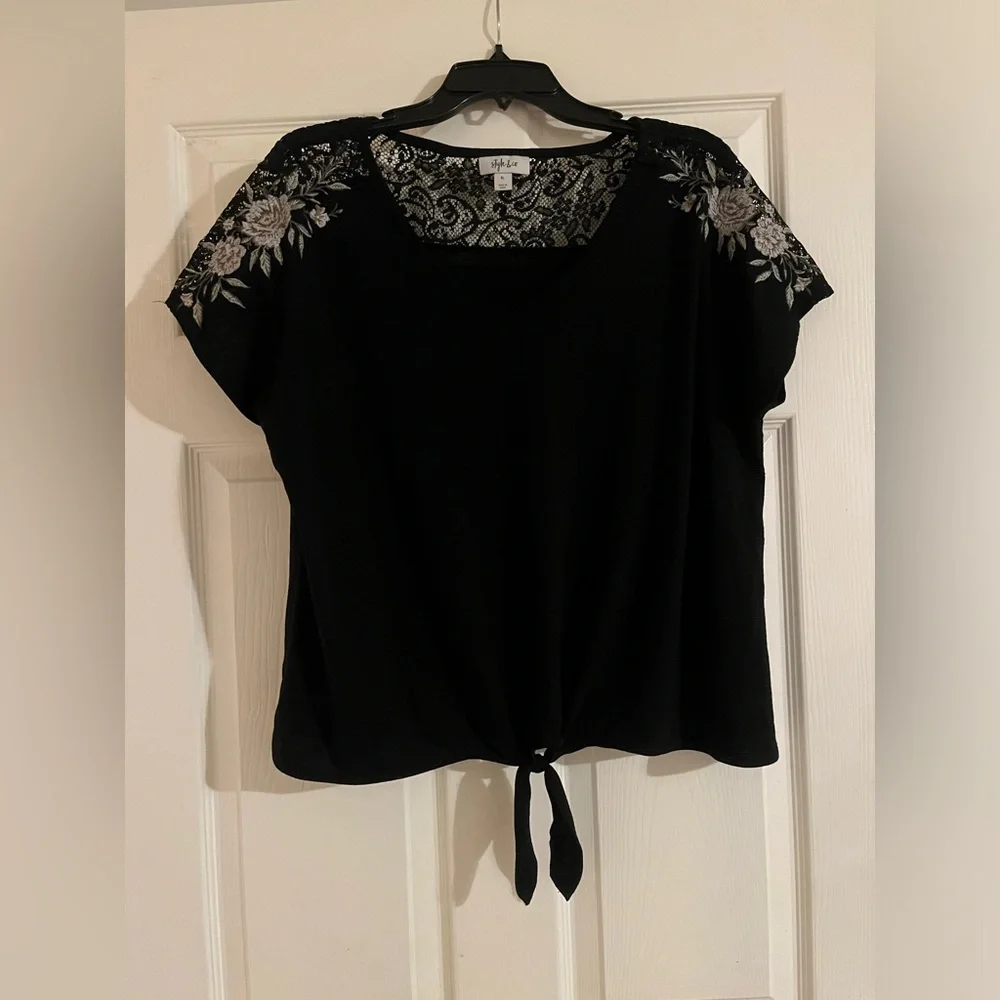 Lace detail floral embroidered crop top tie front - Picture 1 of 9